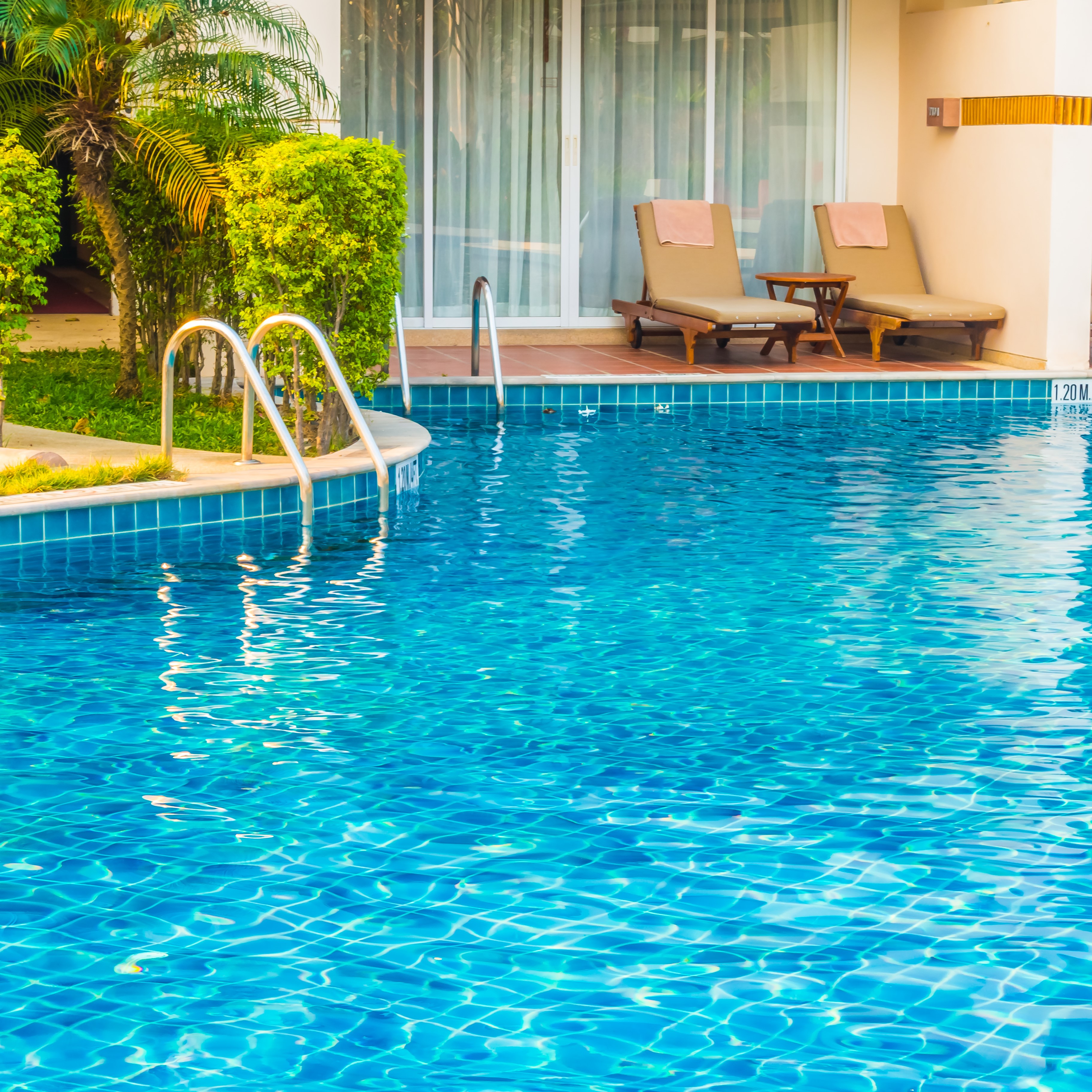 Swimming Pool with Poolside Restaurant
